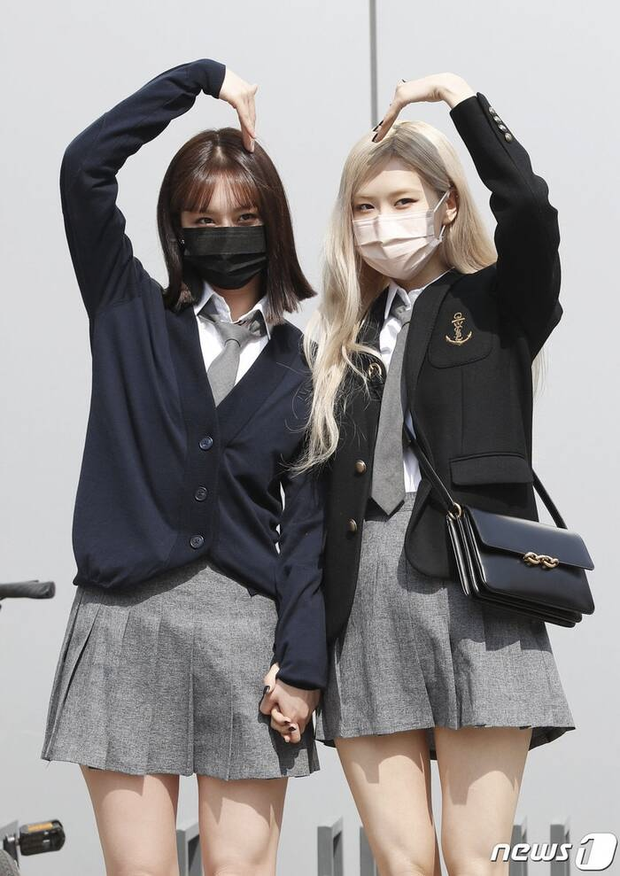 Máu thám tử đỉnh cao như Rosé (BLACKPINK): Hành động nhỏ khiến cô chị Hyeri vừa rùng mình kinh ngạc, vừa xúc động phát khóc - Ảnh 2. Máu thám tử đỉnh cao như Rosé (BLACKPINK): Hành động nhỏ khiến cô chị Hyeri vừa rùng mình kinh ngạc, vừa xúc động phát khóc - Ảnh 2.