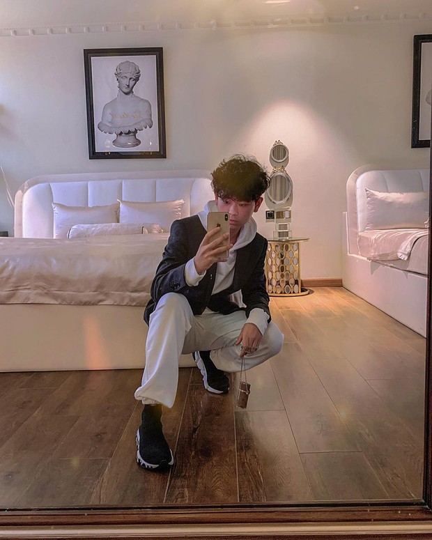 Rich kid 2k3 dùng thẻ đen khoe phòng riêng xa hoa hơn khách sạn, tủ đồ hiệu nhìn là thấy cả núi tiền - Ảnh 1. Rich kid 2k3 dùng thẻ đen khoe phòng riêng xa hoa hơn khách sạn, tủ đồ hiệu nhìn là thấy cả núi tiền - Ảnh 1.