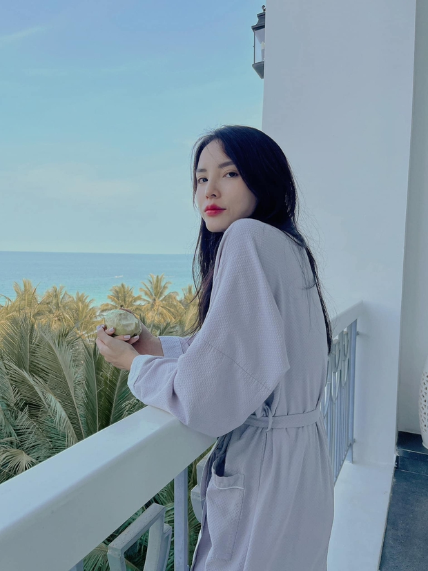 Kỳ Duyên khoác nhẹ áo choàng, đầu tóc rối bời mà lại gây sốt, nhan sắc giản dị mà vẫn xinh hết ý - Ảnh 6. Kỳ Duyên khoác nhẹ áo choàng, đầu tóc rối bời mà lại gây sốt, nhan sắc giản dị mà vẫn xinh hết ý - Ảnh 6.