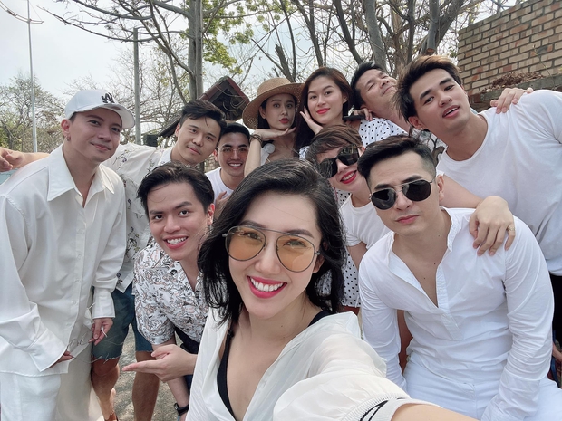 Xuất hiện hội bạn Vbiz mới: Từ ca sĩ - diễn viên đến 1 rich kid đình đám cũng có mặt, nhìn ảnh đi du lịch là biết hợp gu lắm! - Ảnh 2. Xuất hiện hội bạn Vbiz mới: Từ ca sĩ - diễn viên đến 1 rich kid đình đám cũng có mặt, nhìn ảnh đi du lịch là biết hợp gu lắm! - Ảnh 2.