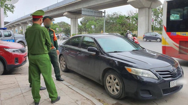 Vụ tài xế ngủ trên ô tô Camry xưng là quân nhân tấn công CSGT: Liên tục đe doạ tại trụ sở CAP, gọi “cứu viện” suốt 2 giờ - Ảnh 1.