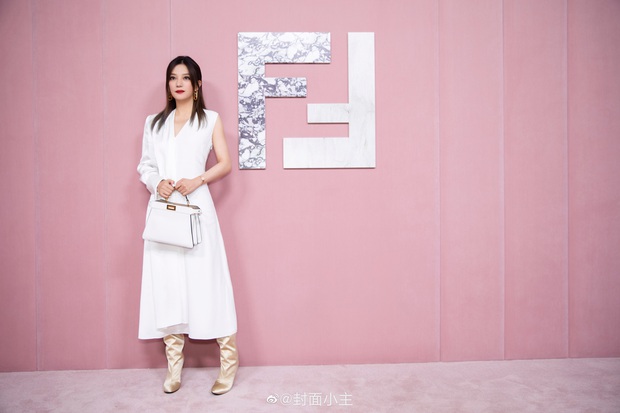 Triệu Vy lại bị Song Hye Kyo lấn lướt khi đụng nguyên cả cây hàng hiệu, từ nhan sắc đến vóc dáng đều gây thất vọng - Ảnh 1. Triệu Vy lại bị Song Hye Kyo lấn lướt khi đụng nguyên cả cây hàng hiệu, từ nhan sắc đến vóc dáng đều gây thất vọng - Ảnh 1.