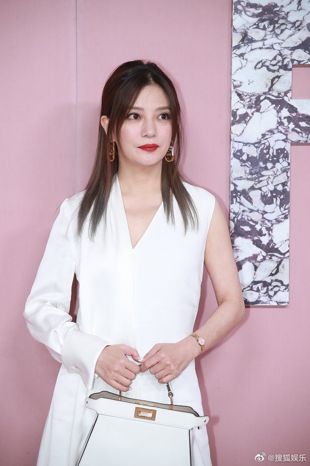 Triệu Vy lại bị Song Hye Kyo lấn lướt khi đụng nguyên cả cây hàng hiệu, từ nhan sắc đến vóc dáng đều gây thất vọng - Ảnh 3. Triệu Vy lại bị Song Hye Kyo lấn lướt khi đụng nguyên cả cây hàng hiệu, từ nhan sắc đến vóc dáng đều gây thất vọng - Ảnh 3.