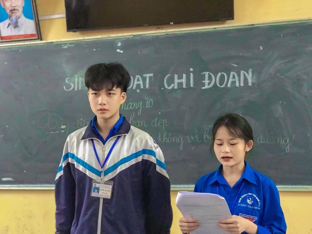 Chàng lớp trưởng 2k3 đứng sinh hoạt lớp thu về tấm ảnh visual đỉnh như nam thần học đường, soi ảnh đời thường lại càng choáng - Ảnh 1.
