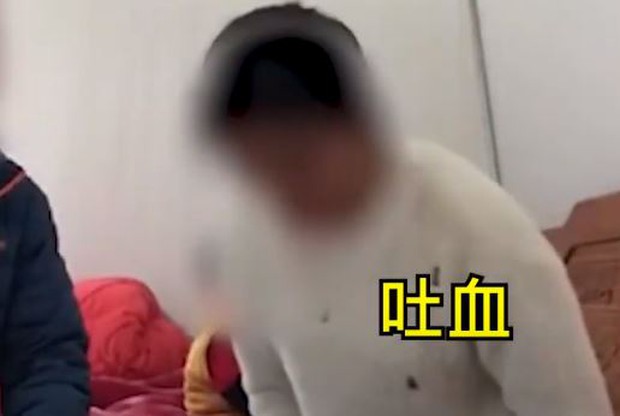 Đoạn video chồng tát vợ 23 cái khiến cô nôn ra máu gây bão MXH, nguyên nhân nghi ngờ có liên quan đến mẹ chồng - Ảnh 2. Đoạn video chồng tát vợ 23 cái khiến cô nôn ra máu gây bão MXH, nguyên nhân nghi ngờ có liên quan đến mẹ chồng - Ảnh 2.