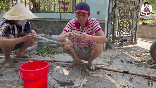 Choáng váng vì clip NS Hoài Linh để lộ đôi chân nuột khó tin, bí quyết trở thành “sư phụ giả gái” là đây? - Ảnh 7. Choáng váng vì clip NS Hoài Linh để lộ đôi chân nuột khó tin, bí quyết trở thành “sư phụ giả gái” là đây? - Ảnh 7.