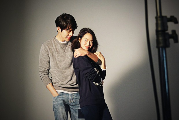 Kim Woo Bin - Shin Min Ah: Từng là kẻ bội bạc và tiểu tam tin đồn, 2 năm biến cố chấn động kết lại bằng chuyện tình diệu kỳ giữa showbiz - Ảnh 3.