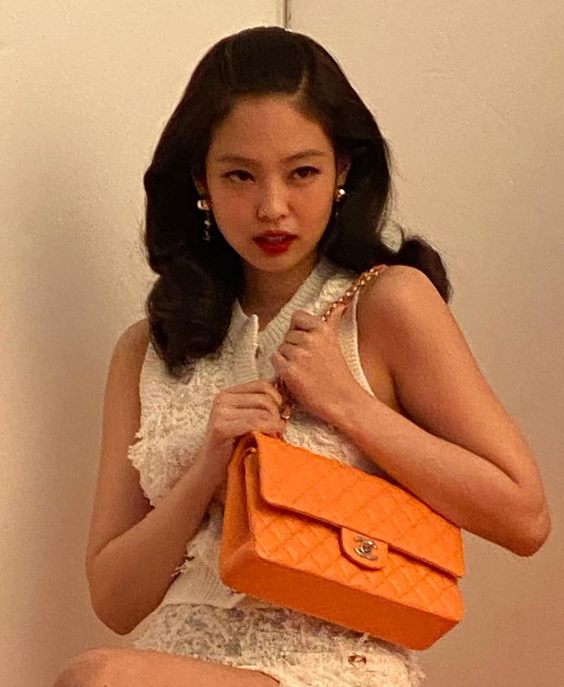 Hiếm ai như Jennie (BLACKPINK): Make up dừ chát, tưởng thêm vài tuổi ngờ đâu đẹp điên đảo chấp cả cam thường - Ảnh 7. Hiếm ai như Jennie (BLACKPINK): Make up dừ chát, tưởng thêm vài tuổi ngờ đâu đẹp điên đảo chấp cả cam thường - Ảnh 7.