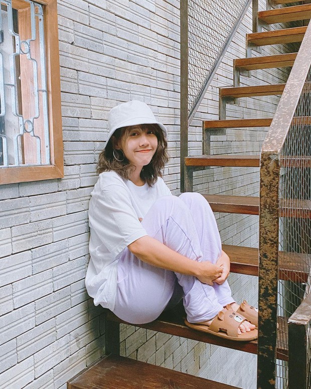 Hậu Hoàng mất 1,6 triệu vì đặt vé máy bay lộn chiều, tự giận mình mà cũng xinh nên được tha thứ  - Ảnh 1.