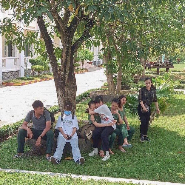 Mũi trưởng Long dành trọn ánh mắt đặc biệt cho Hậu Hoàng, hẹn tung ảnh ngày gặp lại khiến dân tình hóng đứng hóng ngồi - Ảnh 3.