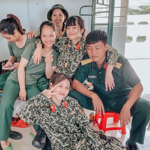 Mũi trưởng Long dành trọn ánh mắt đặc biệt cho Hậu Hoàng, hẹn tung ảnh ngày gặp lại khiến dân tình hóng đứng hóng ngồi - Ảnh 2.