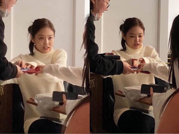 Học BLACKPINK cách giữ tình bạn bền lâu: Jennie tranh cà thẻ với Irene, Rosé được bao cũng nhất mực đòi chị Hyeri chia tiền! - Ảnh 9. Học BLACKPINK cách giữ tình bạn bền lâu: Jennie tranh cà thẻ với Irene, Rosé được bao cũng nhất mực đòi chị Hyeri chia tiền! - Ảnh 9.