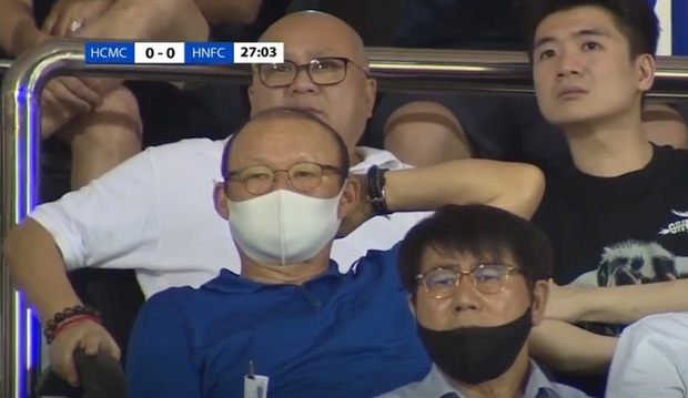 Hùng Dũng gãy gập chân sau pha vào bóng kinh hoàng của đối thủ CLB TP.HCM  - Ảnh 3.