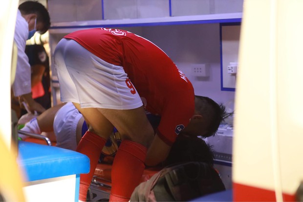 Hoàng Thịnh ôm động viên Hùng Dũng trên xe cấp cứu sau pha vào bóng kinh hoàng - Ảnh 1.