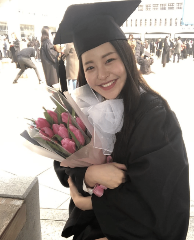 Hiện tượng ngực khủng “đè bẹp” Rosé (BLACKPINK) lộ ảnh tốt nghiệp đại học, diện mạo khiến Knet ngỡ ngàng - Ảnh 4. Hiện tượng ngực khủng “đè bẹp” Rosé (BLACKPINK) lộ ảnh tốt nghiệp đại học, diện mạo khiến Knet ngỡ ngàng - Ảnh 4.