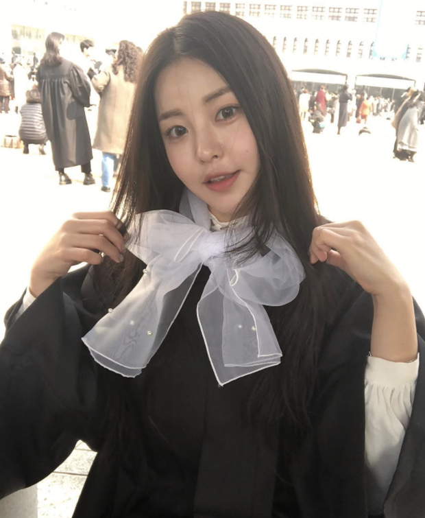 Hiện tượng ngực khủng “đè bẹp” Rosé (BLACKPINK) lộ ảnh tốt nghiệp đại học, diện mạo khiến Knet ngỡ ngàng - Ảnh 5. Hiện tượng ngực khủng “đè bẹp” Rosé (BLACKPINK) lộ ảnh tốt nghiệp đại học, diện mạo khiến Knet ngỡ ngàng - Ảnh 5.