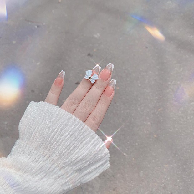 10 mẫu nail gắn charm xinh nhất tại các tiệm lúc này: Nàng nào thích style sang chảnh chấm ngay - Ảnh 17.