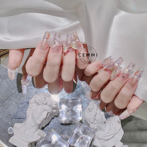 10 mẫu nail gắn charm xinh nhất tại các tiệm lúc này: Nàng nào thích style sang chảnh chấm ngay - Ảnh 15.