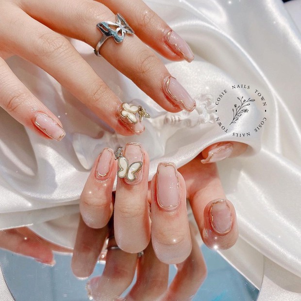 10 mẫu nail gắn charm xinh nhất tại các tiệm lúc này: Nàng nào thích style sang chảnh chấm ngay - Ảnh 19.