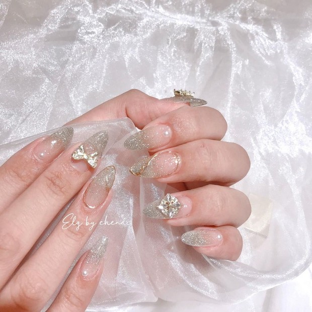 10 mẫu nail gắn charm xinh nhất tại các tiệm lúc này: Nàng nào thích style sang chảnh chấm ngay - Ảnh 11.