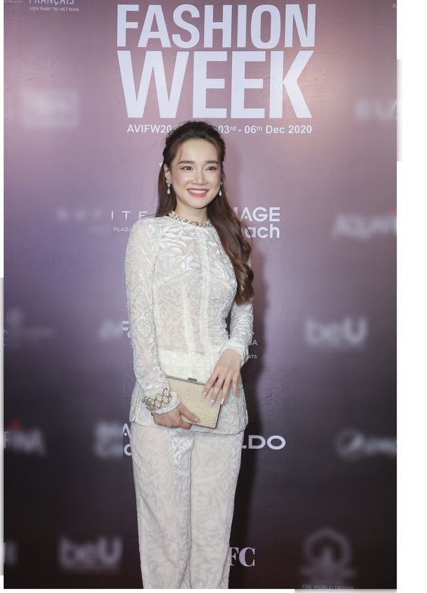 Giờ mới thấy: Ngọc Trinh kiêu sa diễn catwalk, Nhã Phương đeo khẩu trang mà đảo mắt liếc nhìn chăm chú lắm! - Ảnh 8. Giờ mới thấy: Ngọc Trinh kiêu sa diễn catwalk, Nhã Phương đeo khẩu trang mà đảo mắt liếc nhìn chăm chú lắm! - Ảnh 8.