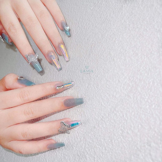 10 mẫu nail gắn charm xinh nhất tại các tiệm lúc này: Nàng nào thích style sang chảnh chấm ngay - Ảnh 1.