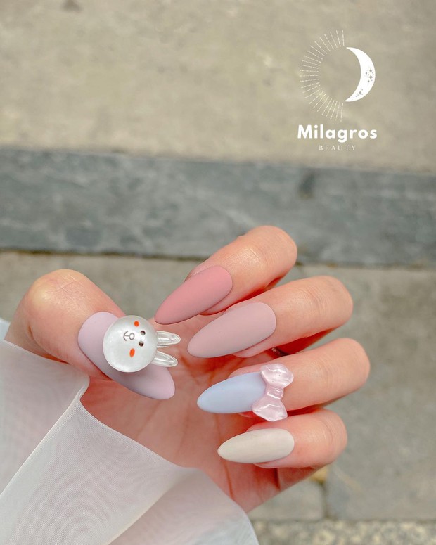 10 mẫu nail gắn charm xinh nhất tại các tiệm lúc này: Nàng nào thích style sang chảnh chấm ngay - Ảnh 7.