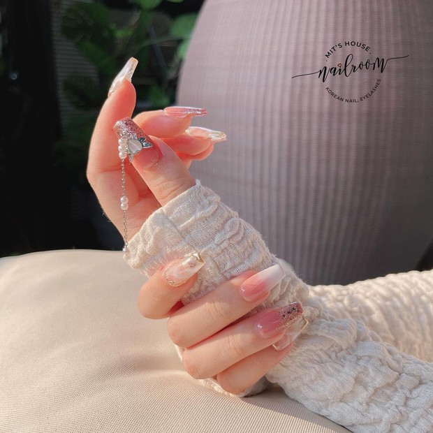 10 mẫu nail gắn charm xinh nhất tại các tiệm lúc này: Nàng nào thích style sang chảnh chấm ngay - Ảnh 5.