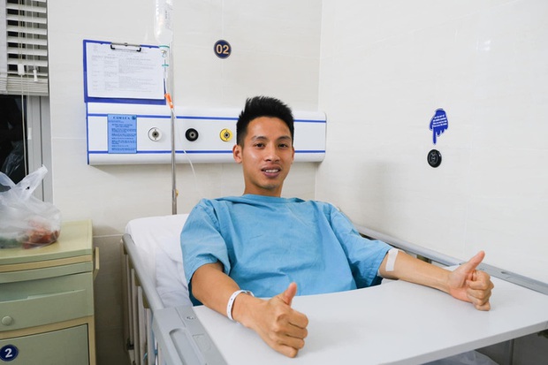 Ca sĩ Titi đến tận bệnh viện hỏi thăm Hùng Dũng sau ca phẫu thuật, tiết lộ tình hình hiện tại của nam cầu thủ - Ảnh 3.