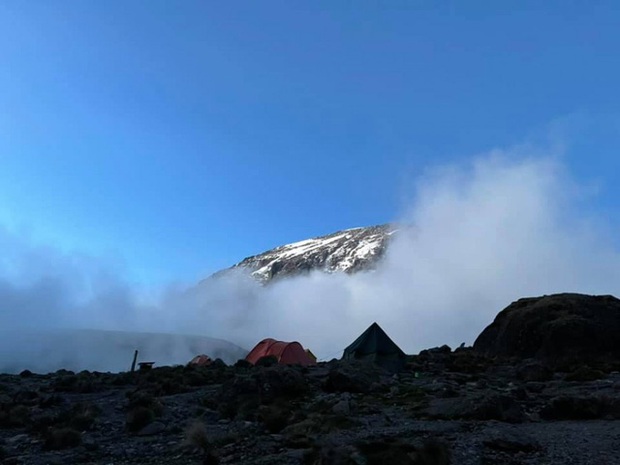 Sếp Viettel trở thành nữ 9x Việt Nam đầu tiên chinh phục Nóc nhà của Châu Phi Kilimanjaro: Leo 8 ngày liên tiếp, xuyên qua vùng nắng rát chóng mặt đến nơi -20 độ C - Ảnh 6.