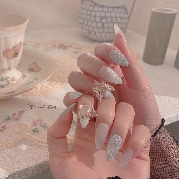 10 mẫu nail gắn charm xinh nhất tại các tiệm lúc này: Nàng nào thích style sang chảnh chấm ngay - Ảnh 3.
