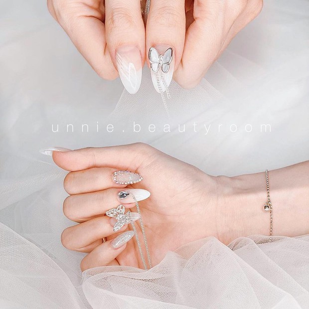 10 mẫu nail gắn charm xinh nhất tại các tiệm lúc này: Nàng nào thích style sang chảnh chấm ngay - Ảnh 13.