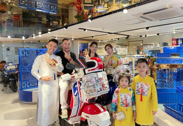 Ông trùm Nhựa Long Thành và phu nhân dự sinh nhật chắt trai, U70 mà đại gia vẫn phong độ đỉnh cao! - Ảnh 3. Ông trùm Nhựa Long Thành và phu nhân dự sinh nhật chắt trai, U70 mà đại gia vẫn phong độ đỉnh cao! - Ảnh 3.