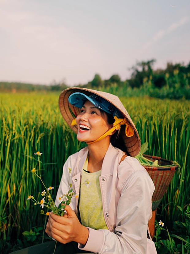 H’Hen Niê khoe “đang mệt ăn thế này thì thật hao cơm”, dân tình xem ảnh xong vừa xót xa, vừa thêm cảm phục nàng Hậu - Ảnh 1.