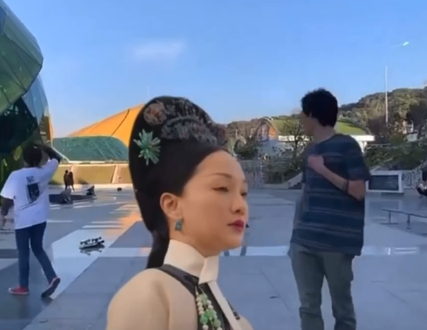 Như Ý (Châu Tấn) bỗng dưng đi lạc sang Đà Lạt khiến fan Việt một phen hốt hoảng, chuyện gì ngộ vậy ta? - Ảnh 4. Như Ý (Châu Tấn) bỗng dưng đi lạc sang Đà Lạt khiến fan Việt một phen hốt hoảng, chuyện gì ngộ vậy ta? - Ảnh 4.