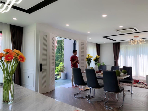 Biệt thự của Quý Bình và bà xã doanh nhân: Hoa phủ kín lối đi, mảnh vườn lớn là ao ước của nhiều người - Ảnh 5.