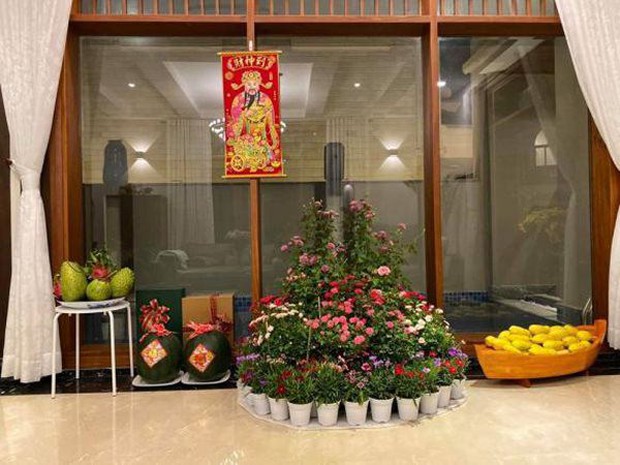 Biệt thự của Quý Bình và bà xã doanh nhân: Hoa phủ kín lối đi, mảnh vườn lớn là ao ước của nhiều người - Ảnh 9.