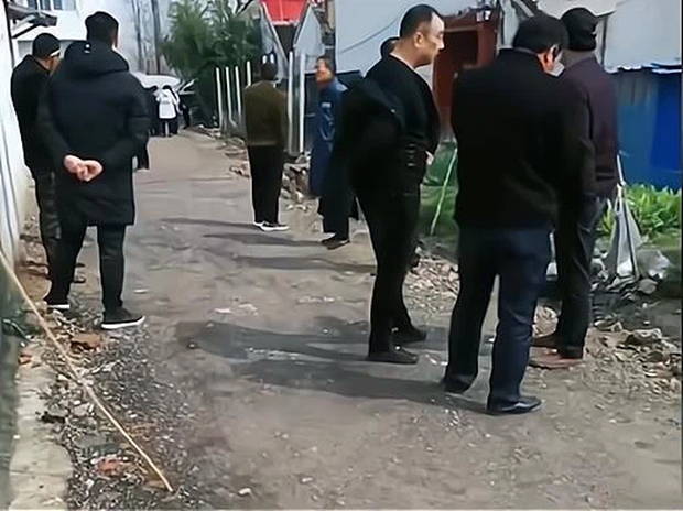 Cậu bé 11 tuổi tự tử, bố đến trường tìm bạn học của con hỏi nguyên do thì phát hiện bí mật khiến ông rơi lệ - Ảnh 1.