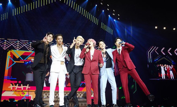 Fan đi concert bắt trọn visual đời thực của idol Kpop cự ly gần: Vóc dáng đỉnh cao nhưng có đẹp như trong MV? - Ảnh 3.