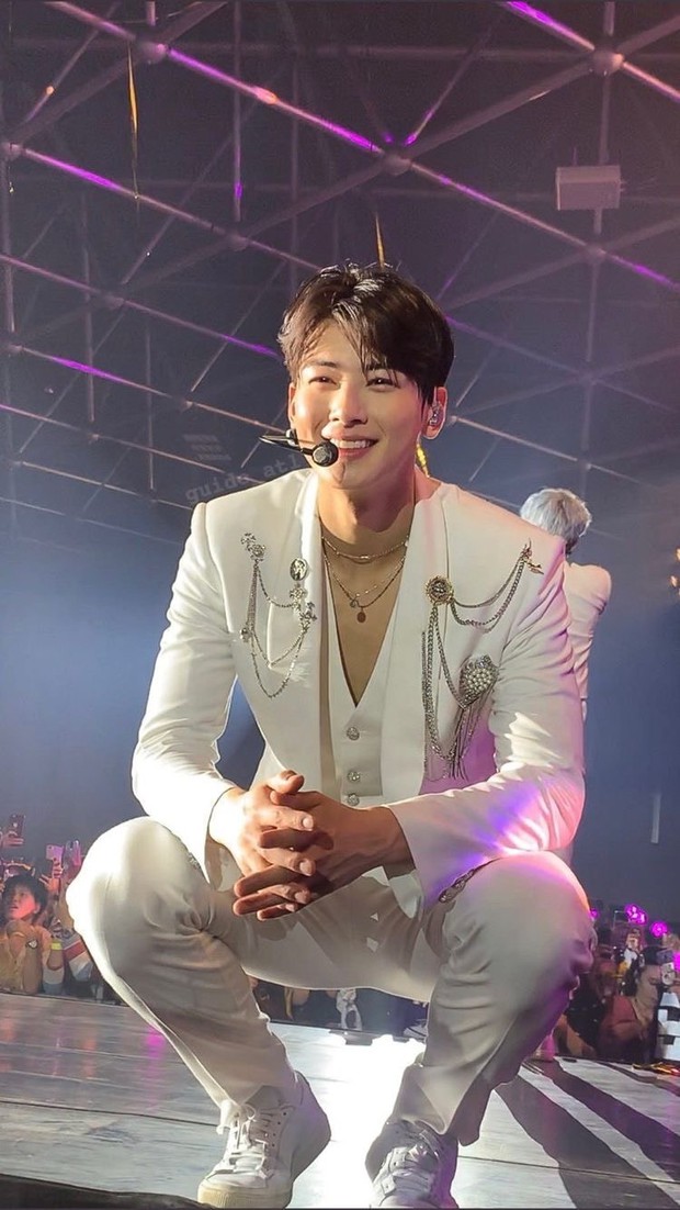 Fan đi concert bắt trọn visual đời thực của idol Kpop cự ly gần: Vóc dáng đỉnh cao nhưng có đẹp như trong MV? - Ảnh 4.