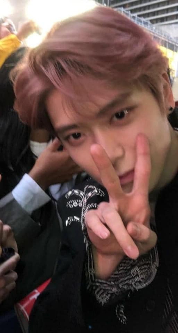 Fan đi concert bắt trọn visual đời thực của idol Kpop cự ly gần: Vóc dáng đỉnh cao nhưng có đẹp như trong MV? - Ảnh 9.