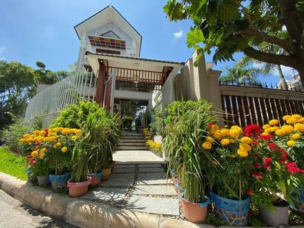 Biệt thự của Quý Bình và bà xã doanh nhân: Hoa phủ kín lối đi, mảnh vườn lớn là ao ước của nhiều người - Ảnh 2.