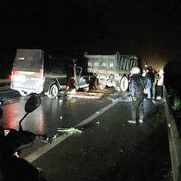 Thái Nguyên: Xe khách va chạm với xe tải trong đêm khiến 3 người tử vong - Ảnh 1.