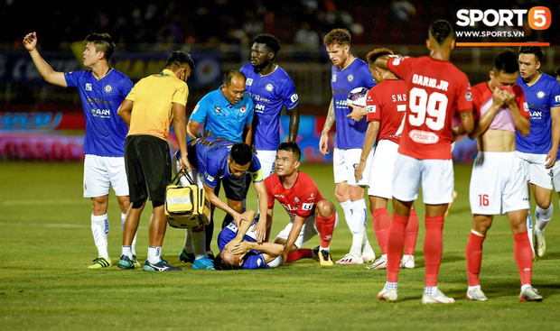 Cầu thủ, HLV nước ngoài sốc với án phạt của Hoàng Thịnh vụ Hùng Dũng gãy chân - Ảnh 2.