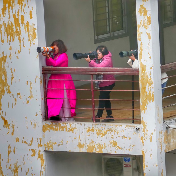 Học trò săn được hình ảnh siêu lầy của giáo viên, nhưng soi giá thứ đồ cầm trên tay liền té xỉu vì quá đắt - Ảnh 2.