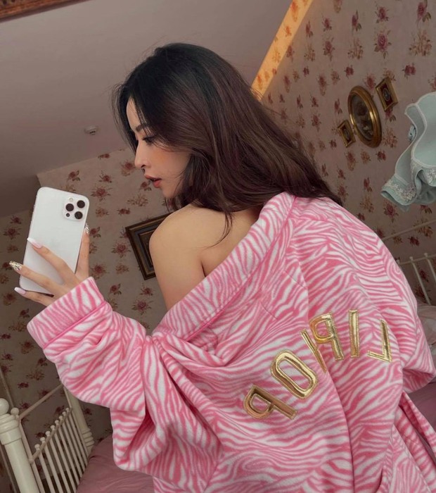 Đâu cần ra biển, Chi Pu gia nhập đại hội bikini tại phòng ngủ: Đường cong còn “nóng” hơn thời tiết, ai chơi lại được đây! - Ảnh 4. Đâu cần ra biển, Chi Pu gia nhập đại hội bikini tại phòng ngủ: Đường cong còn “nóng” hơn thời tiết, ai chơi lại được đây! - Ảnh 4.