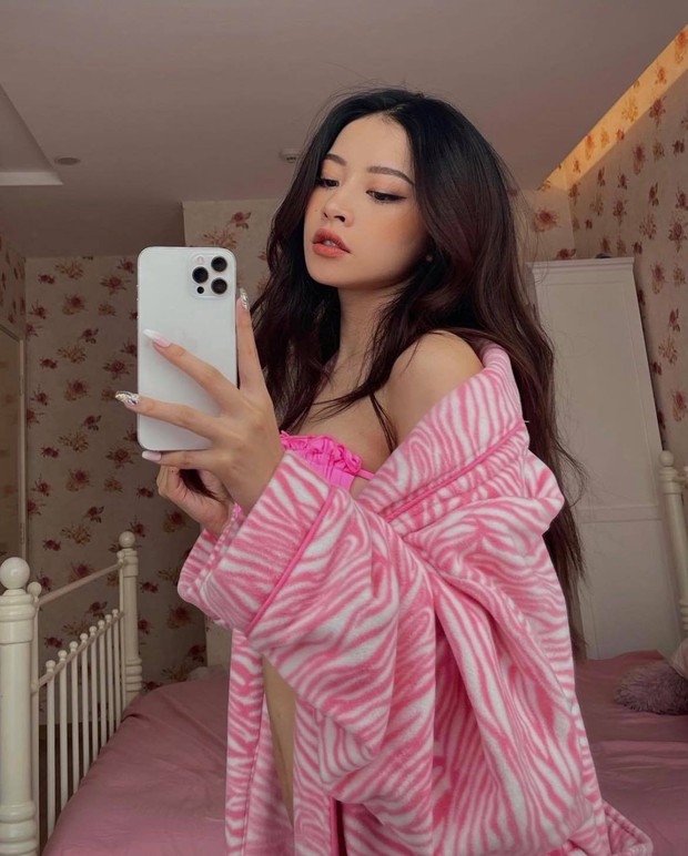 Đâu cần ra biển, Chi Pu gia nhập đại hội bikini tại phòng ngủ: Đường cong còn “nóng” hơn thời tiết, ai chơi lại được đây! - Ảnh 5. Đâu cần ra biển, Chi Pu gia nhập đại hội bikini tại phòng ngủ: Đường cong còn “nóng” hơn thời tiết, ai chơi lại được đây! - Ảnh 5.