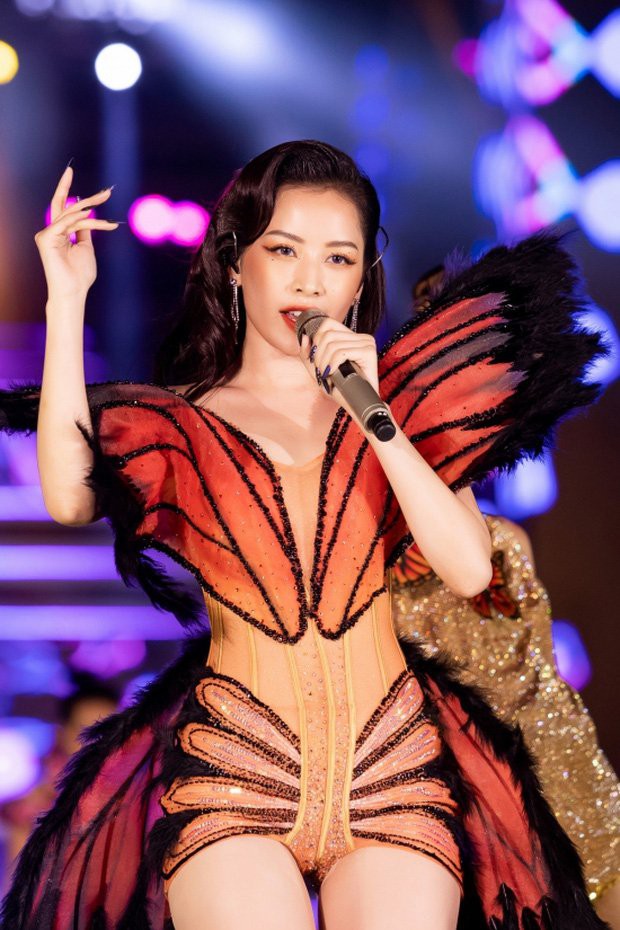 Chi Pu và loạt trang phục biểu diễn khó đỡ: Hết cánh bướm dối gian lại vướng nghi án mặc hàng nhái - Ảnh 1.