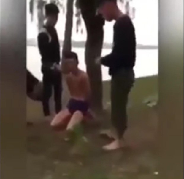 Vụ tra tấn, chôn sống nam thanh niên giữa ban ngày: Các đối tượng khai được mẹ nạn nhân thuê để răn đe con trai đỡ chơi bời? - Ảnh 1. Vụ tra tấn, chôn sống nam thanh niên giữa ban ngày: Các đối tượng khai được mẹ nạn nhân thuê để răn đe con trai đỡ chơi bời? - Ảnh 1.