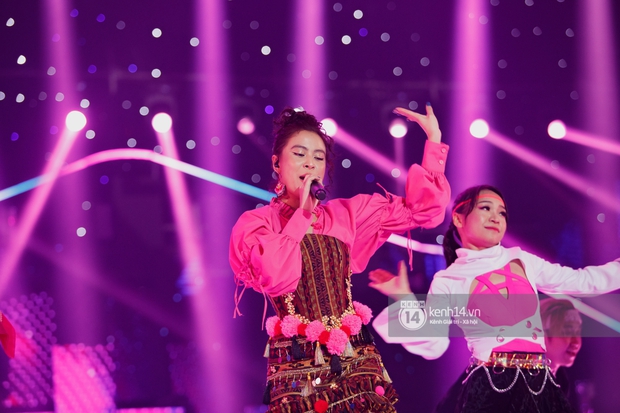 Nạn nhân tiếp theo của livestream gọi tên Hoàng Thuỳ Linh: Giọng hát lẫn makeup có phải đang trêu đùa fan đấy không? - Ảnh 6. Nạn nhân tiếp theo của livestream gọi tên Hoàng Thuỳ Linh: Giọng hát lẫn makeup có phải đang trêu đùa fan đấy không? - Ảnh 6.